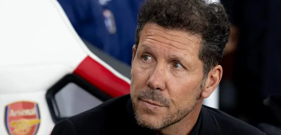Entrenador sentado en el banquillo del partido