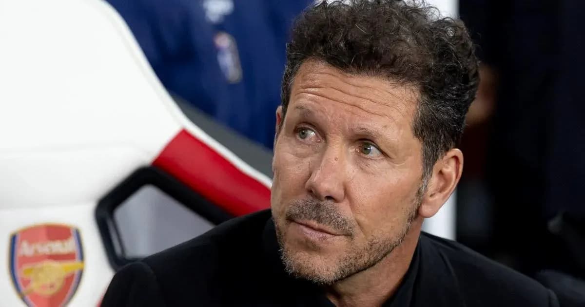 Entrenador sentado en el banquillo del partido