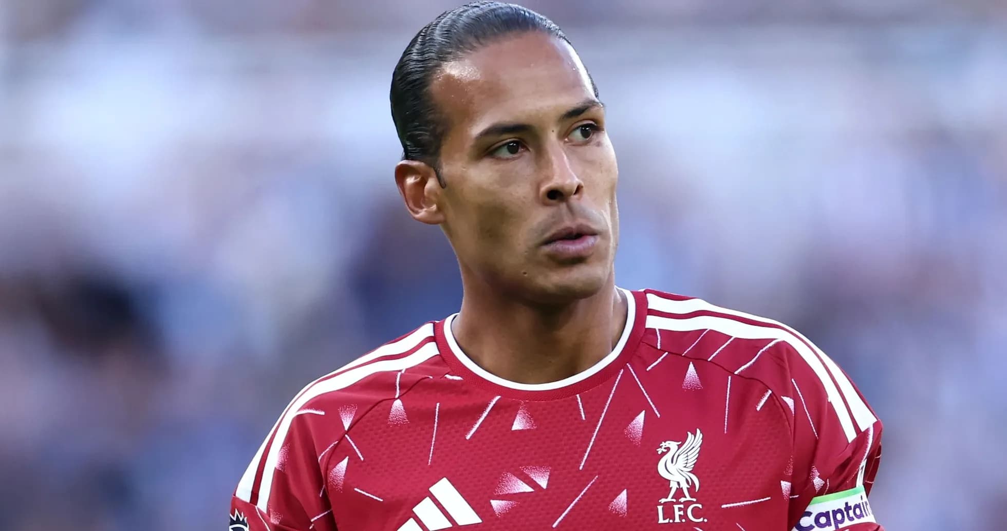 Jugador de Liverpool con camiseta roja en el campo