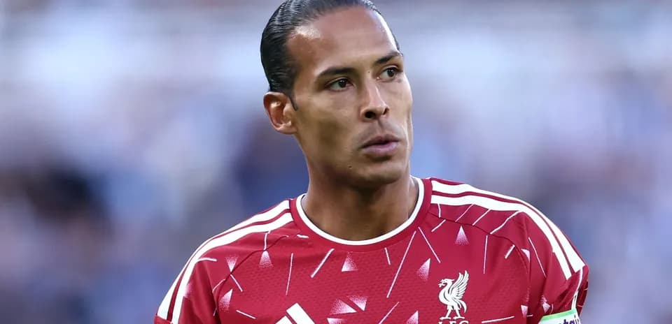 Jugador de Liverpool con camiseta roja en el campo