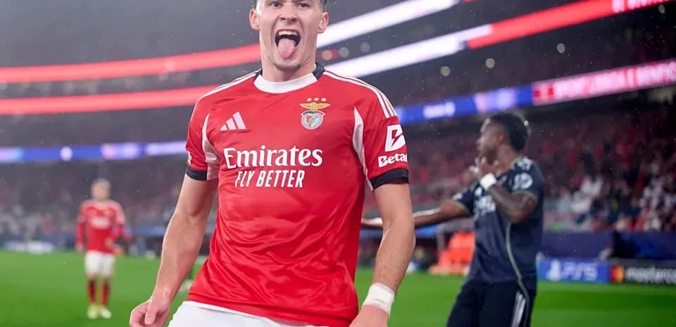 Jugador de Benfica celebrando un gol en el partido