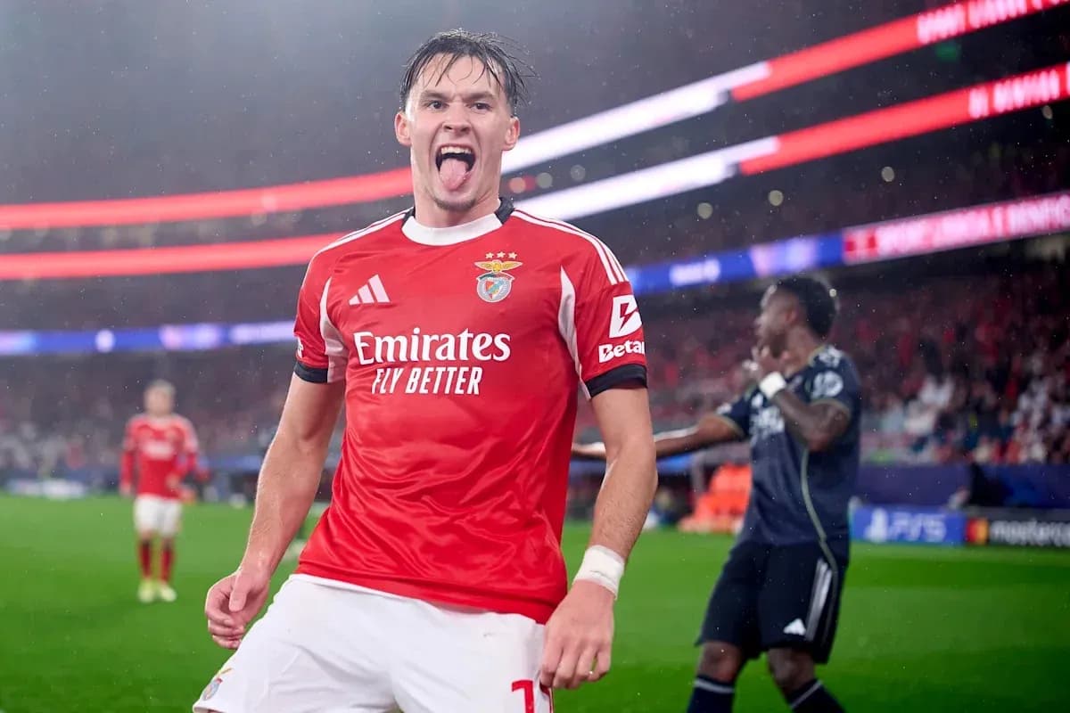 Jugador de Benfica celebrando un gol en el partido