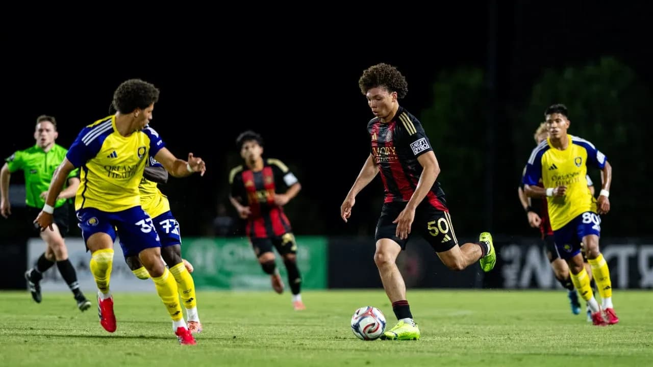 Jugador de Atlanta United II avanzando con el balón