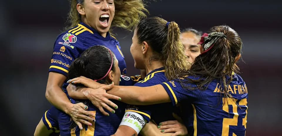 Jugadoras de Tigres celebrando un gol