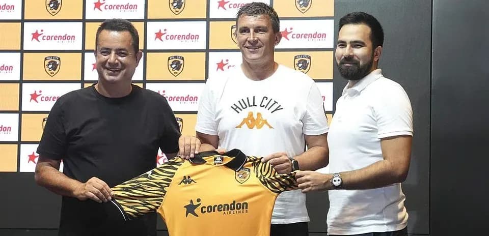 Presentación del nuevo entrenador con camiseta de Hull City