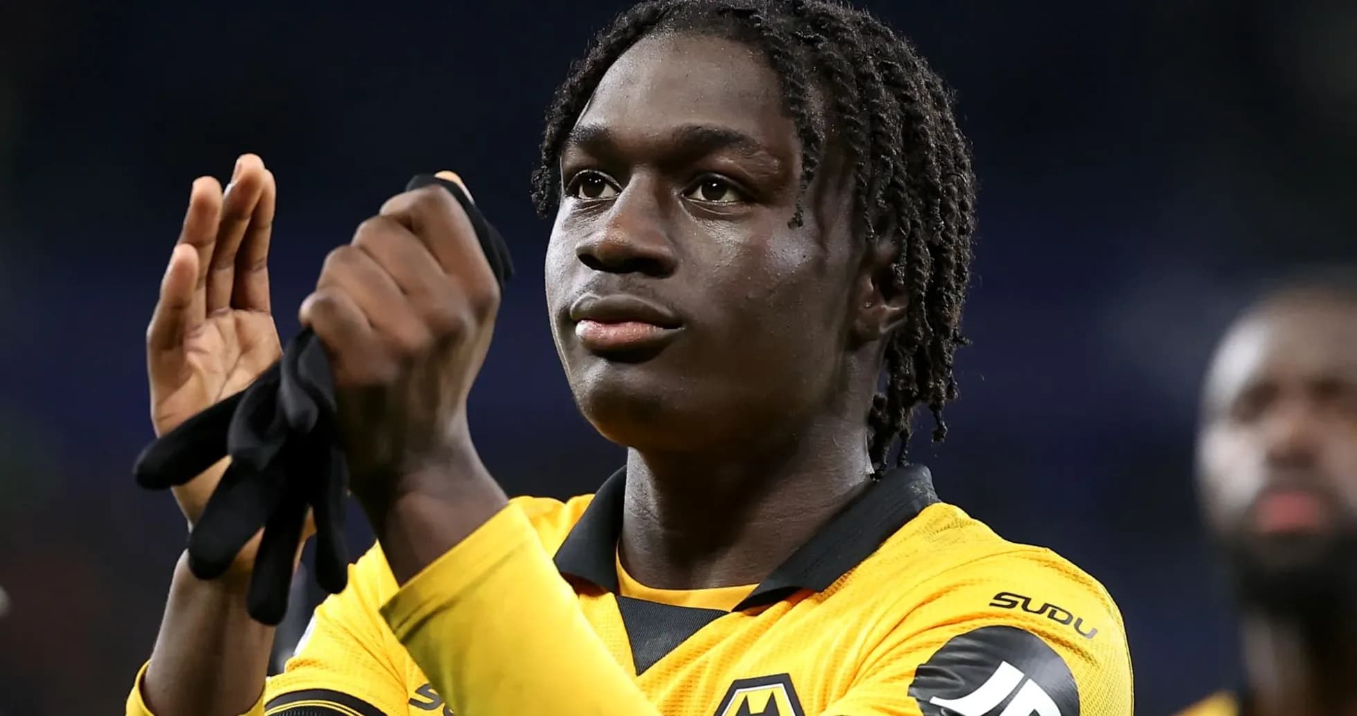 Jugador de Wolverhampton aplaudiendo tras el partido