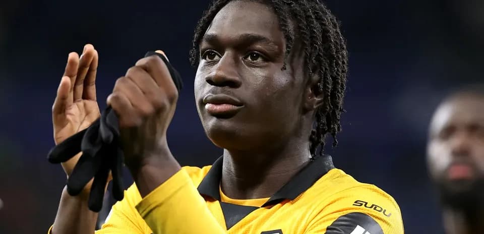 Jugador de Wolverhampton aplaudiendo tras el partido