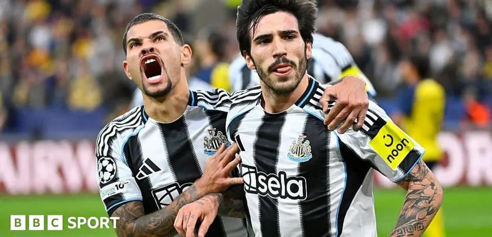 Jugadores de Newcastle celebrando un gol juntos