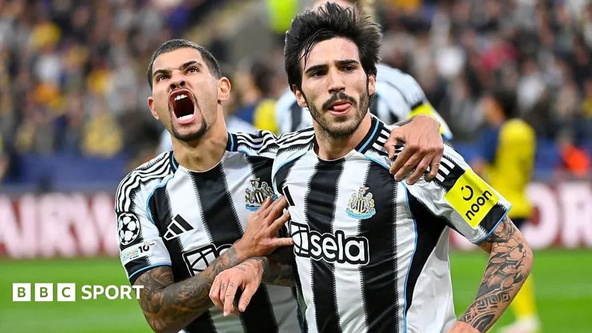 Jugadores de Newcastle celebrando un gol juntos