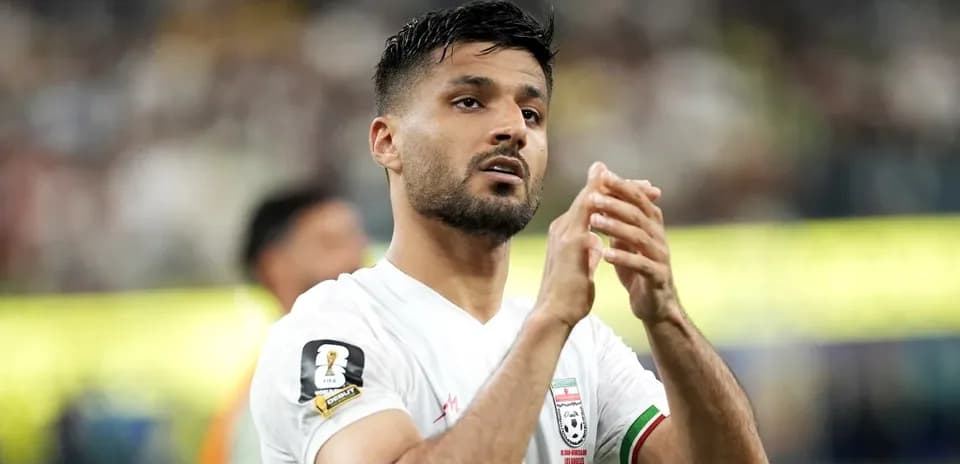 Jugador iraní aplaudiendo en el campo de juego