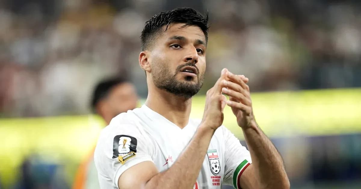 Jugador iraní aplaudiendo en el campo de juego