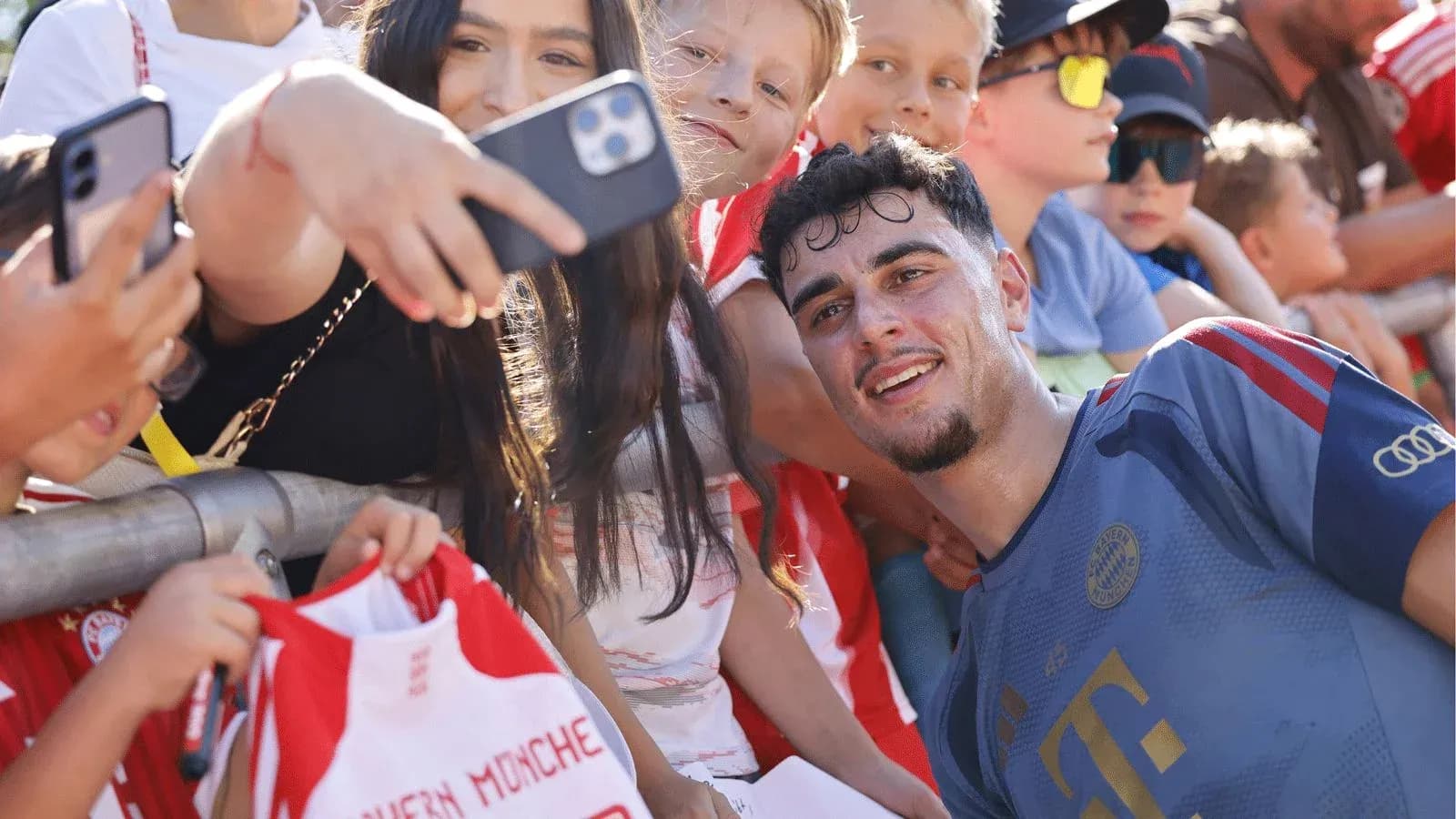 Jugador sonriendo con fans y autógrafos después del partido