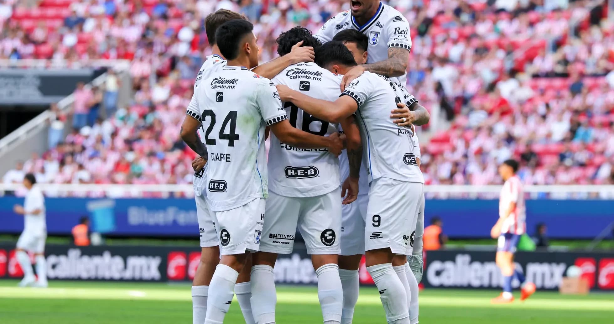 Jugadores de Querétaro celebrando un gol