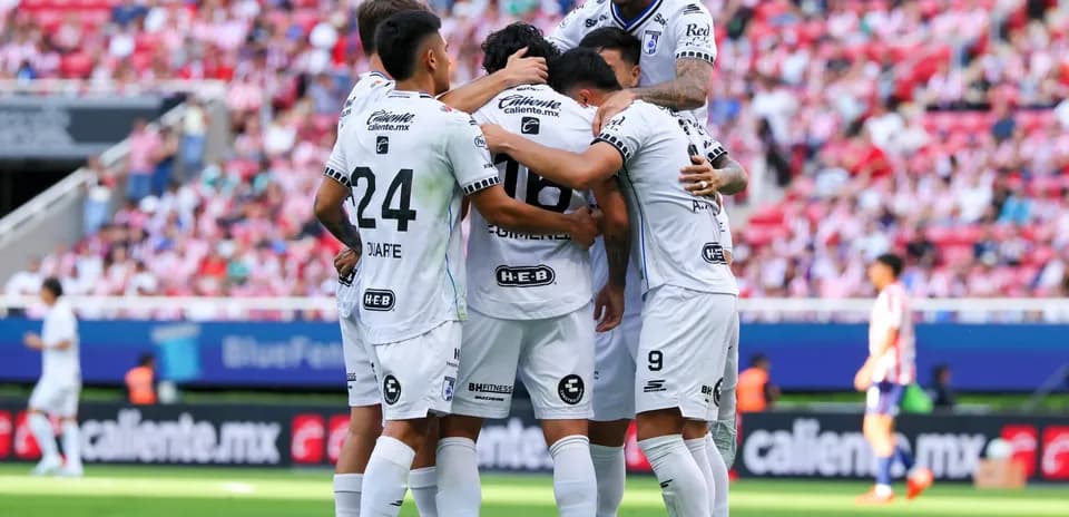 Jugadores de Querétaro celebrando un gol