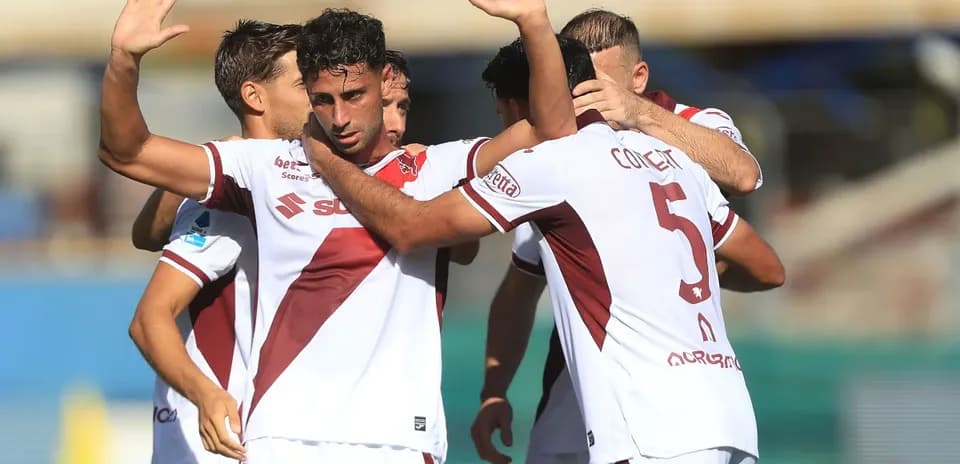 Jugadores celebrando un gol en el partido
