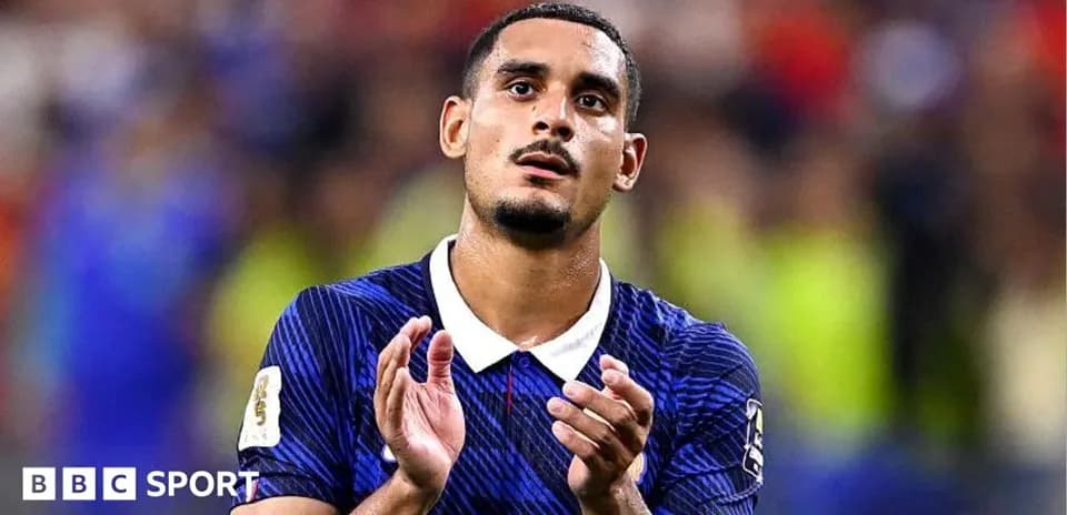 Jugador aplaudiendo tras el partido en el estadio