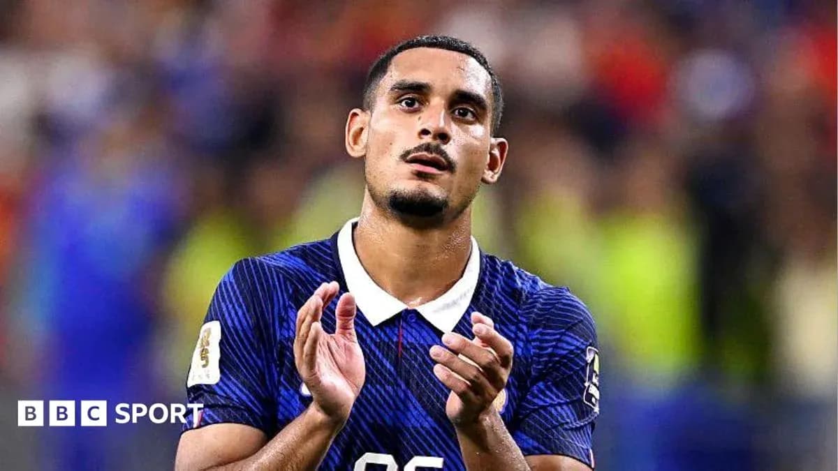 Jugador aplaudiendo tras el partido en el estadio