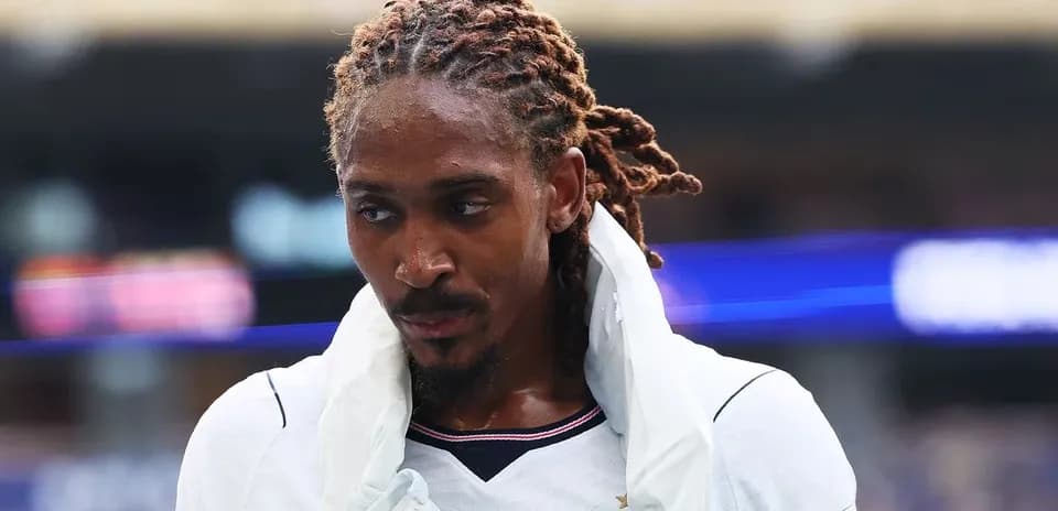Jugador con trenzas saliendo del campo de juego