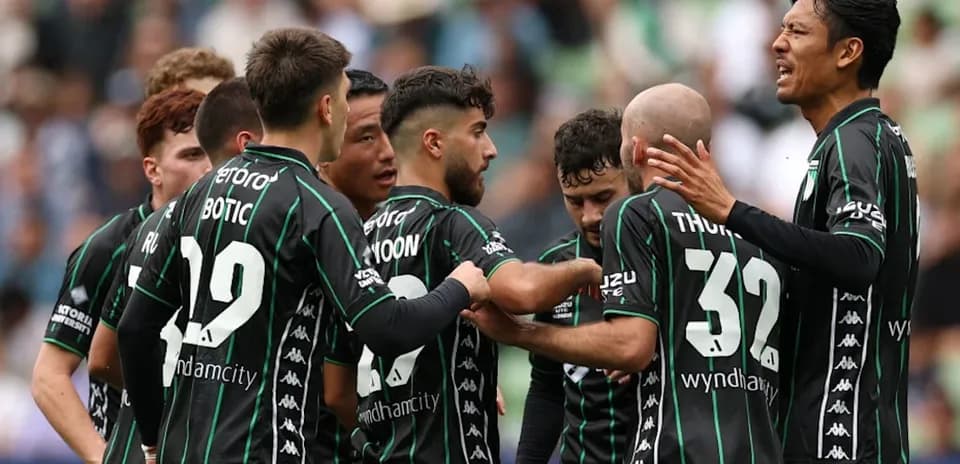 Jugadores del equipo celebrando un gol en el partido