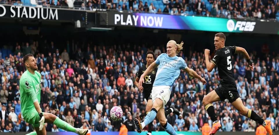 Erling Haaland disparando a puerta en el partido