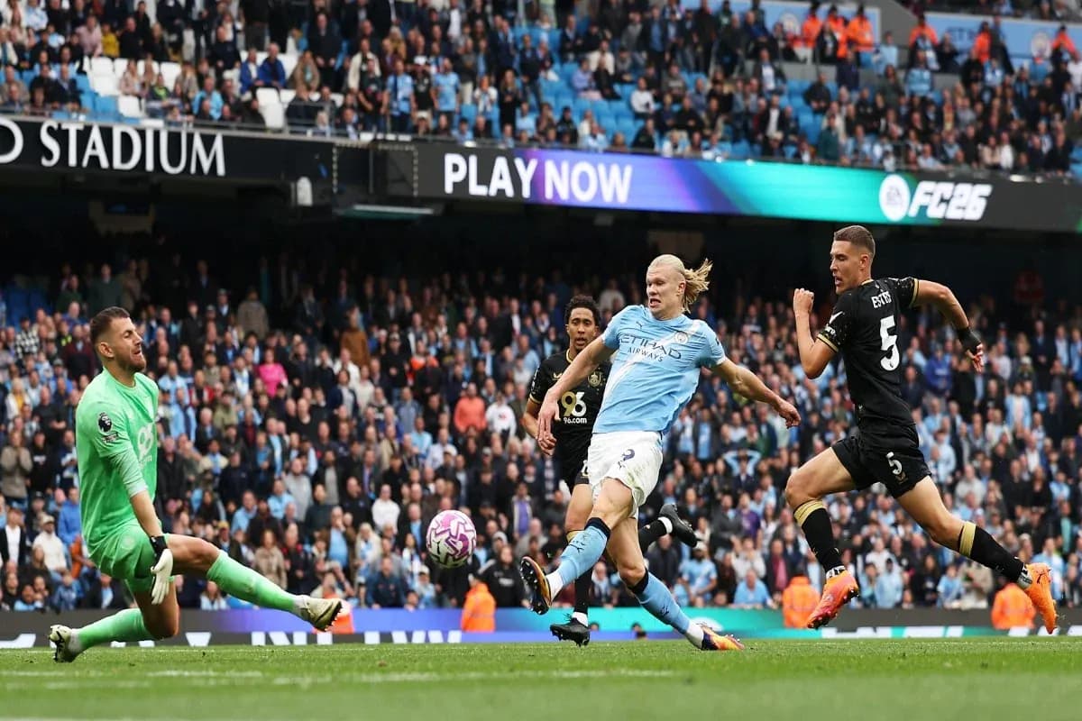 Erling Haaland disparando a puerta en el partido