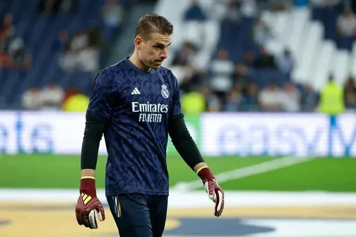 Portero de Real Madrid caminando por el campo