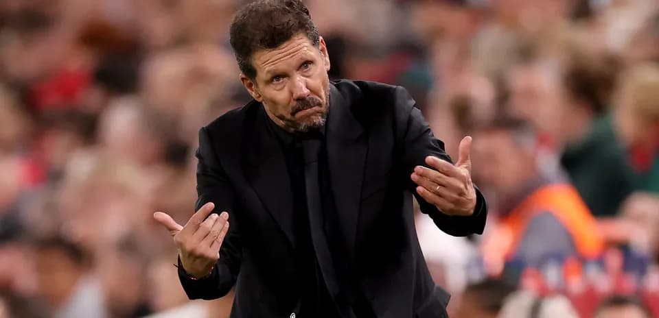 Entrenador gesticulando durante el partido en el banquillo