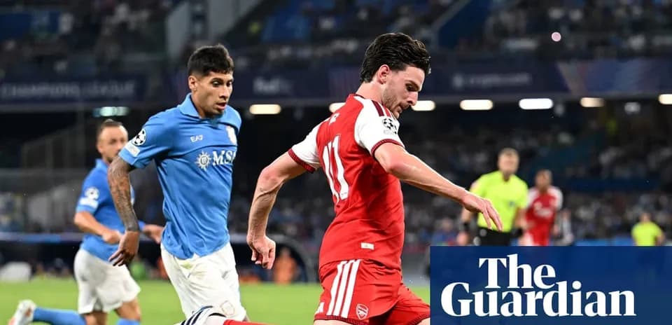 Jugador del Arsenal driblando a rival en partido