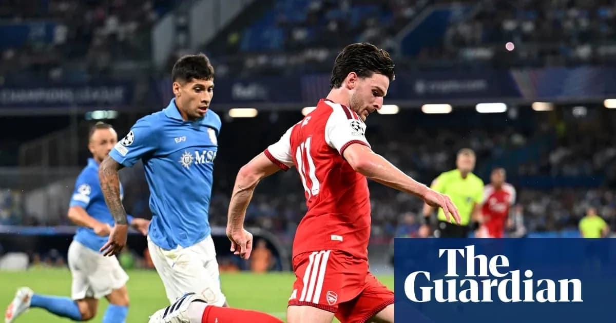 Jugador del Arsenal driblando a rival en partido
