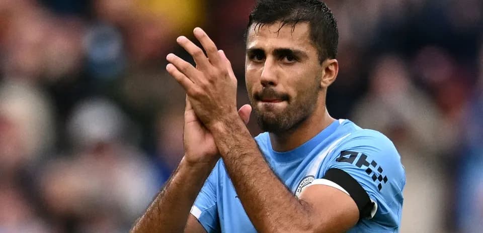 Jugador aplaudiendo a la afición tras el partido
