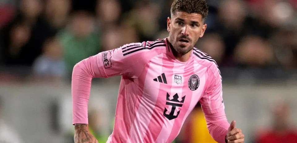 Jugador de Inter Miami con uniforme rosa en acción