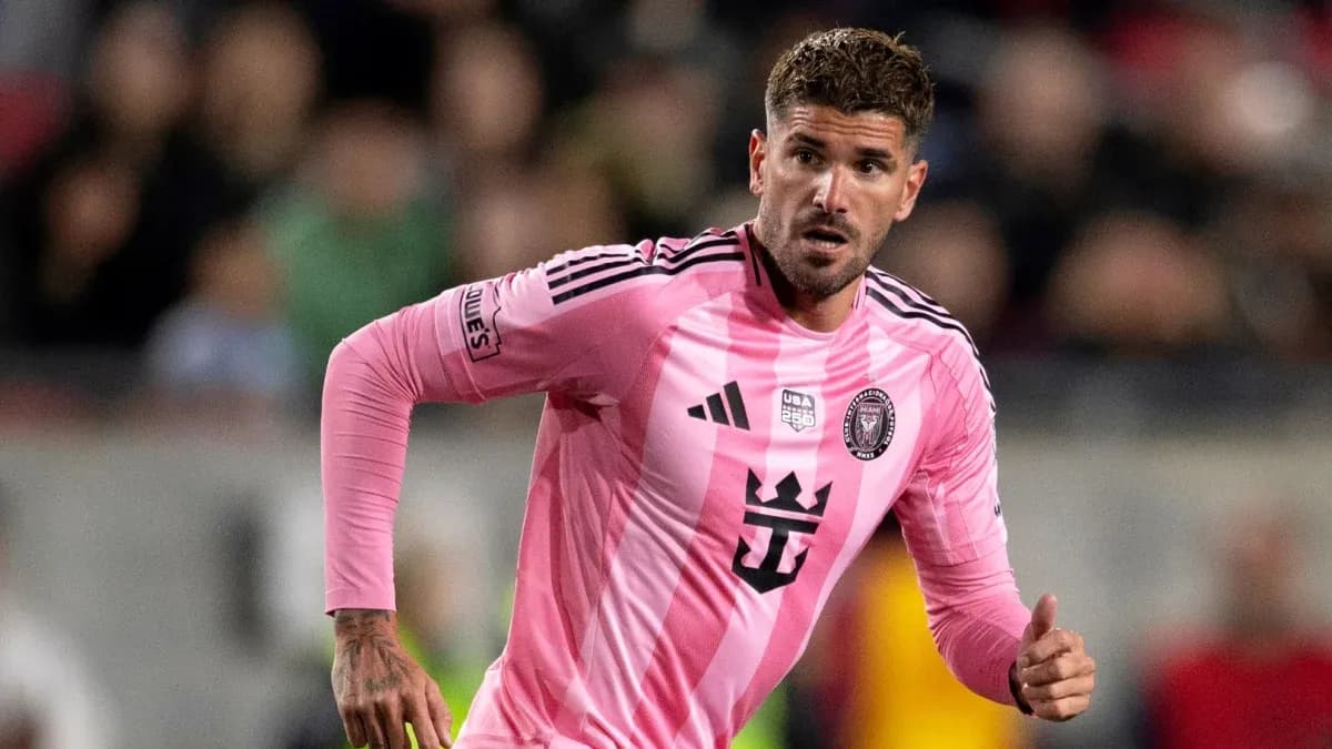 Jugador de Inter Miami con uniforme rosa en acción