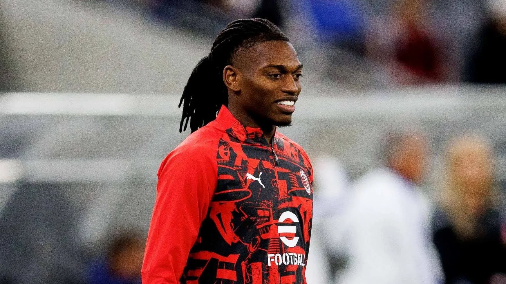 Jugador sonriendo en calentamiento antes del partido