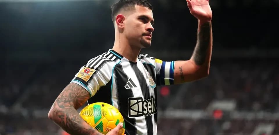 Jugador de Newcastle saludando con balón en mano