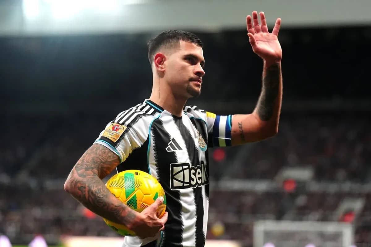 Jugador de Newcastle saludando con balón en mano