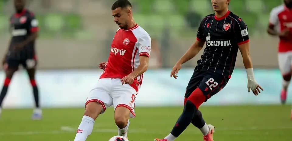 Jugadores de FK Crvena Zvezda y Hapoel Beer Sheva en acción