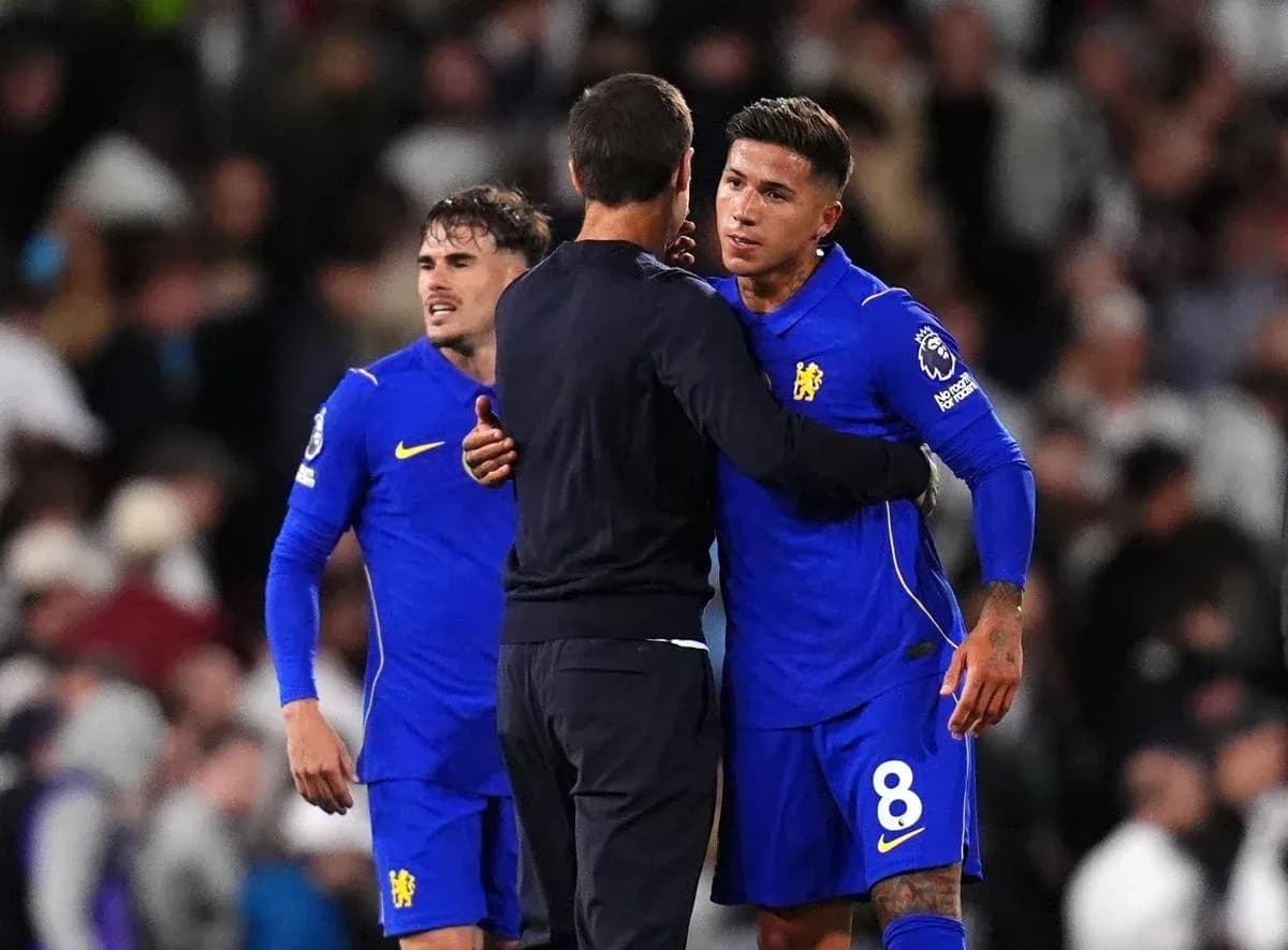 Jugadores de Chelsea celebrando con el entrenador
