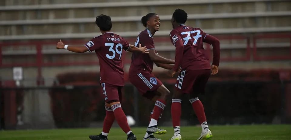 Jugadores del Colorado Rapids II celebrando un gol