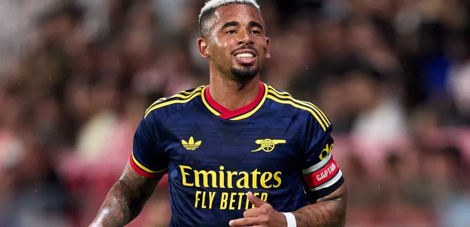 Jugador de Arsenal con camiseta de capitán en acción