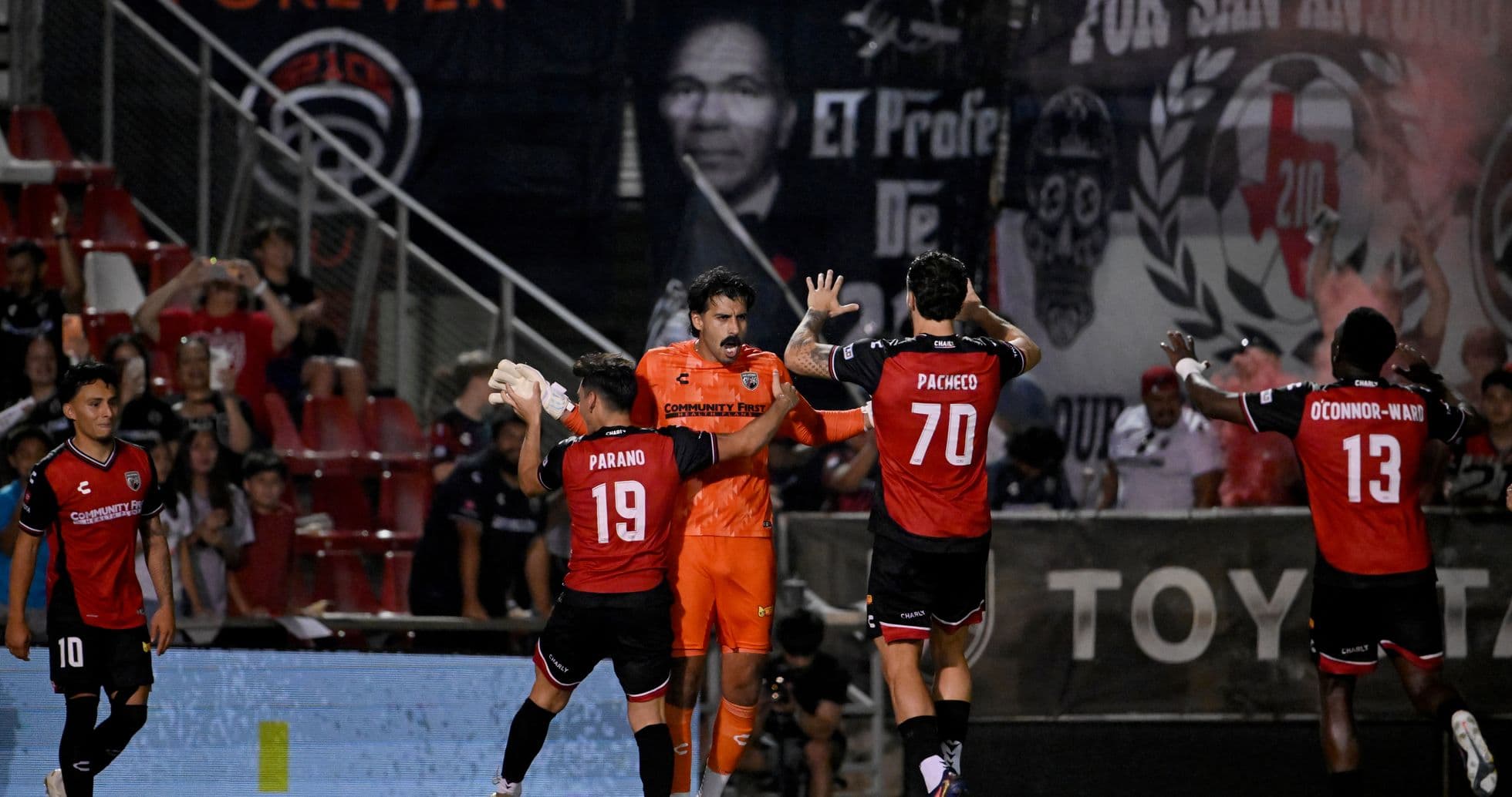 Jugadores celebrando durante el partido de fútbol