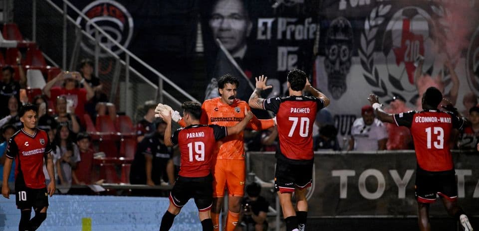 Jugadores celebrando durante el partido de fútbol