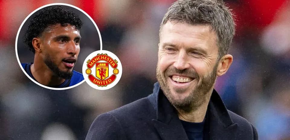 Entrenador sonriente junto a jugador de Manchester United