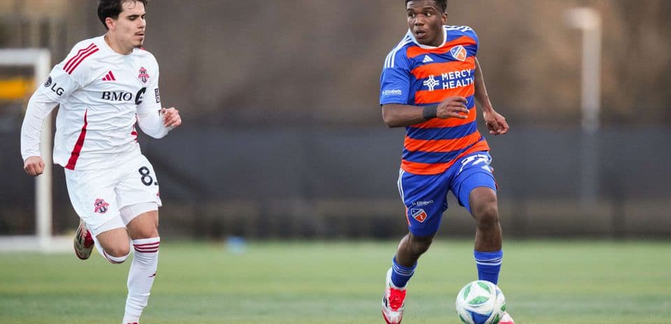 Jugador de FC Cincinnati II avanzando con el balón