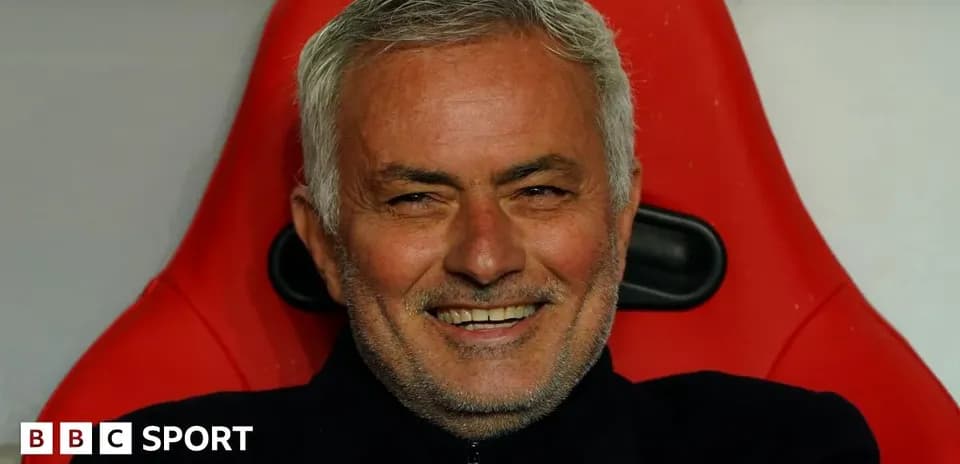 Entrenador sentado en el banquillo con sonrisa