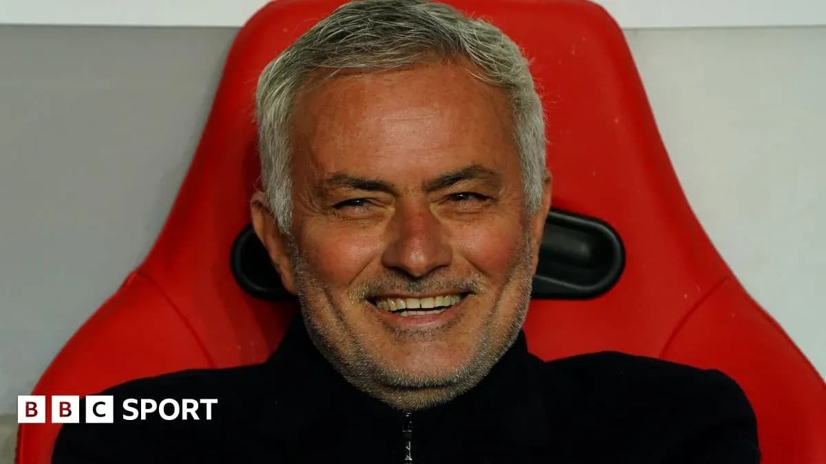 Entrenador sentado en el banquillo con sonrisa
