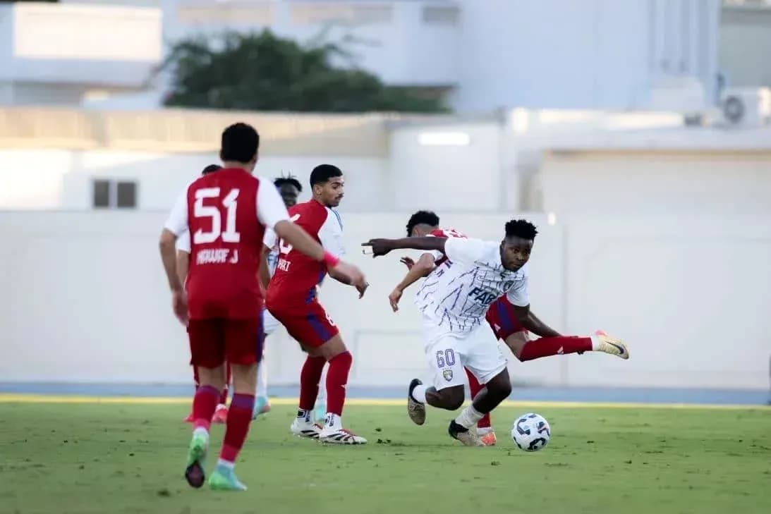 Jugador de Al Ain U23 driblando a oponentes
