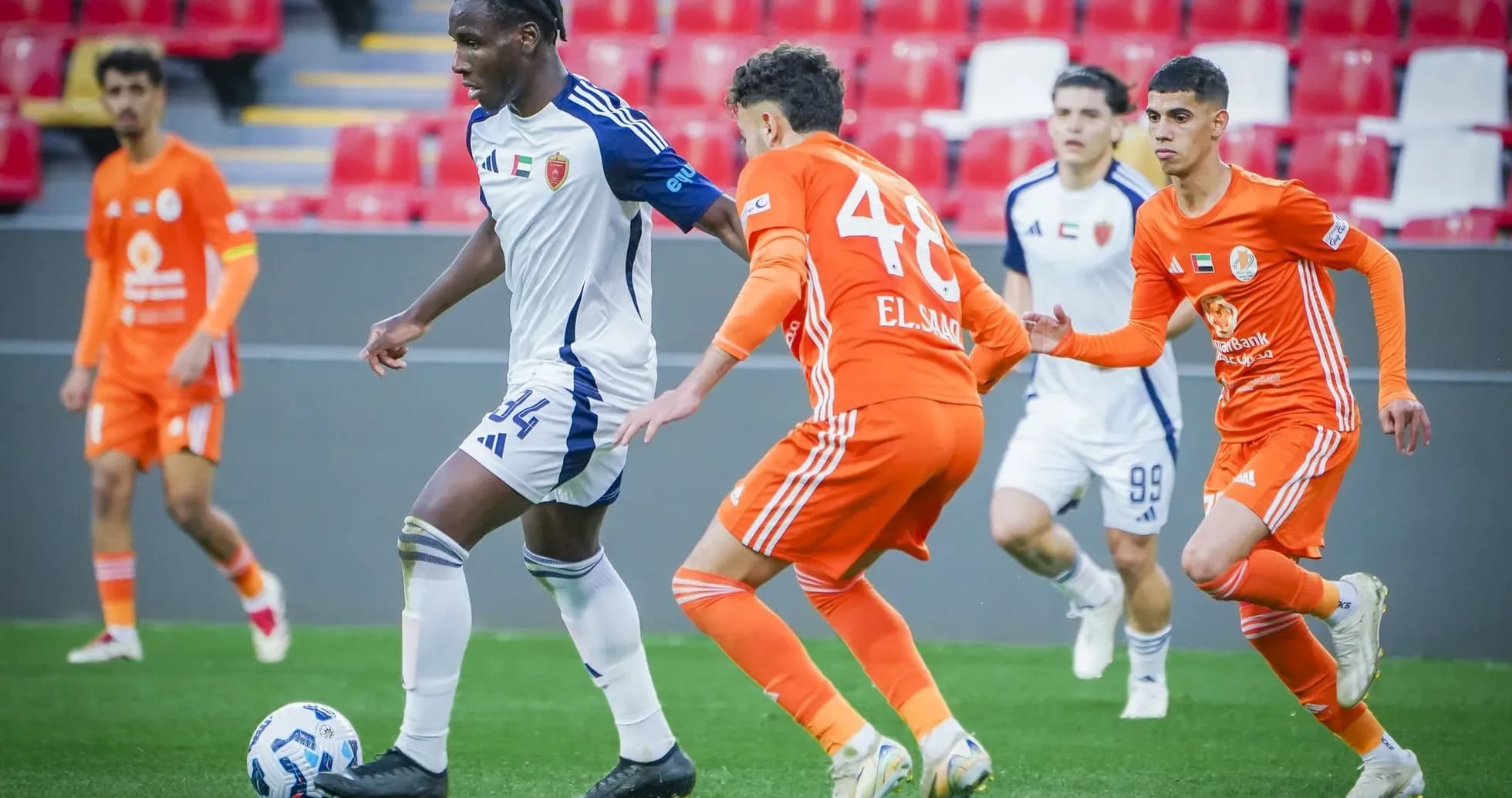 Jugador de Al Wahda U23 driblando a rival