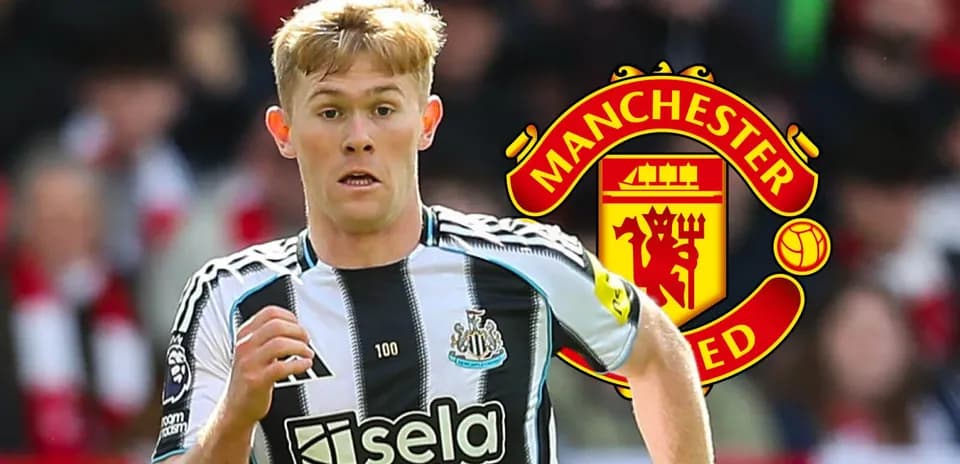 Jugador de Newcastle corriendo en partido contra Manchester United