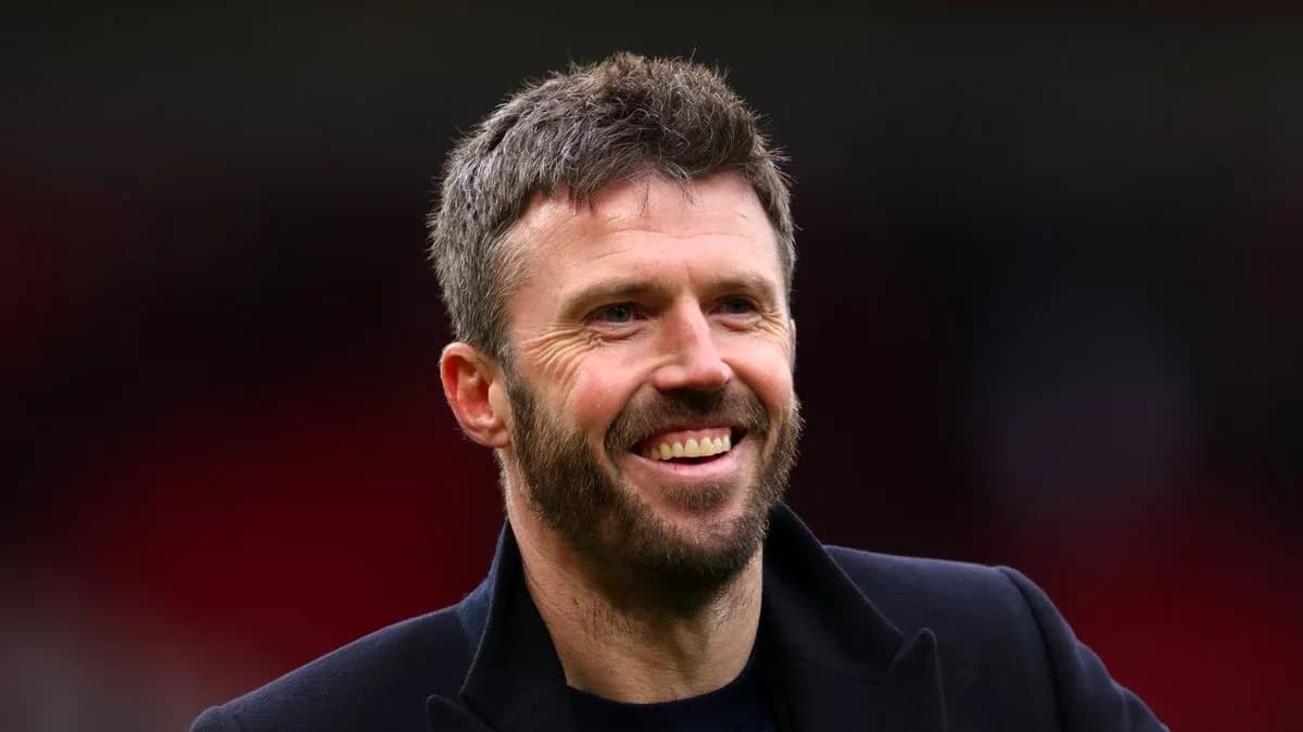 Entrenador sonriendo durante un evento deportivo