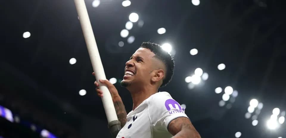 Jugador de Tottenham celebrando con un palo en mano